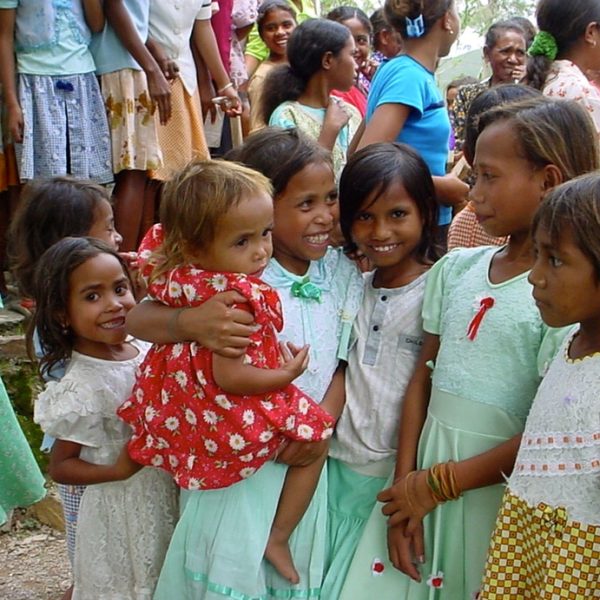 Timor-oriental-enfants-avant-la-messe.jpg